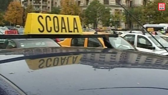 Instructor "penal". Desi era baut, invata un tanar "tainele" sofatului