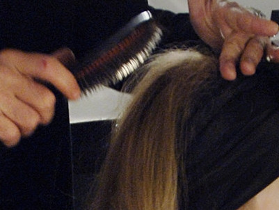 La un fir de par de moarte. O fata isi risca viata, de fiecare data cand se piaptana