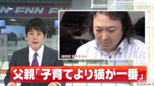 Copil mort de foame, pentru ca tatal era prea ocupat cu pisica. Isi manca propriile scutece