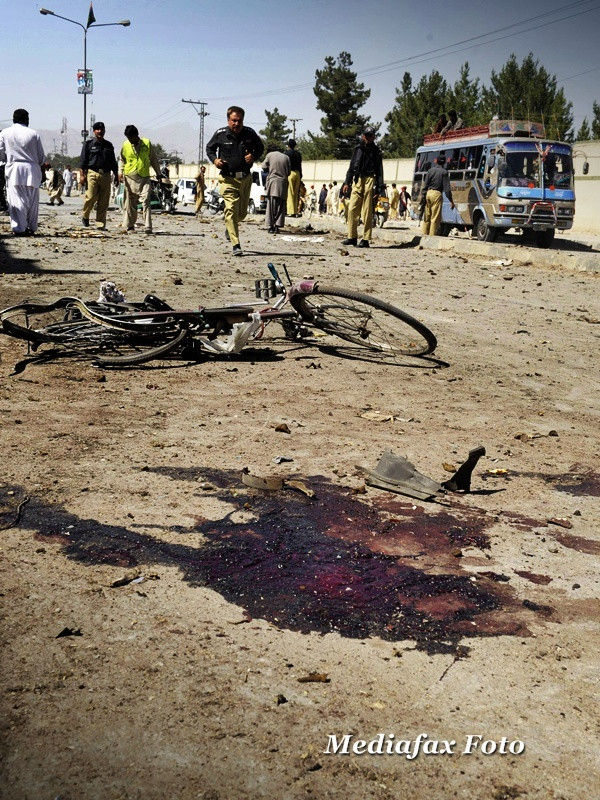 Imaginea zilei: cum se spala covorul de sange lasat in urma de un atentat terorist