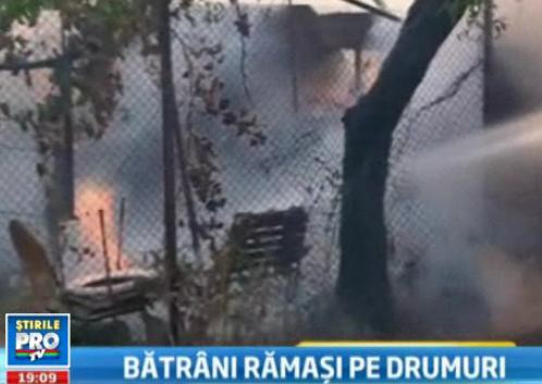 In 5 minute gospodaria unor batrani a disparut in flacari.Incendiu a amenintat si locuintele din jur
