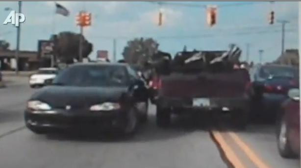 Asa ceva nu ai mai vazut. In lipsa de frana, a incercat sa-si opreasca masina... cu piciorul. VIDEO