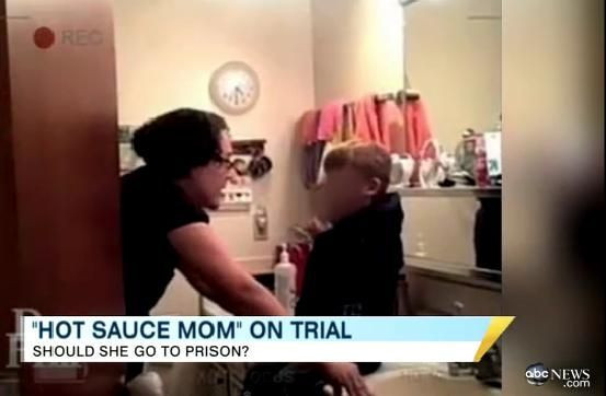 A fost filmata cum ii indesa sos fierbinte pe gat copilului e de 7 ani VIDEO