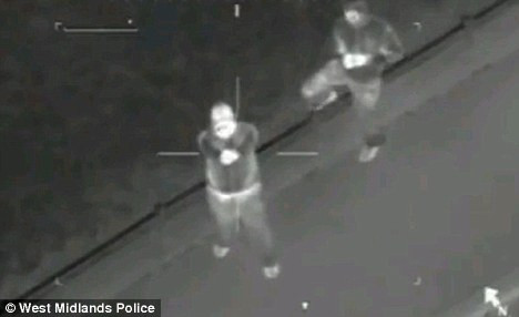 VIDEO. Momentul terifiant in care huliganii englezi incearca sa doboare un elicopter al politiei