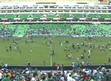 VIDEO. Meci de fotbal, oprit de rafale de gloante. Jucatorii si cei 20.000 de spectatori, ingroziti