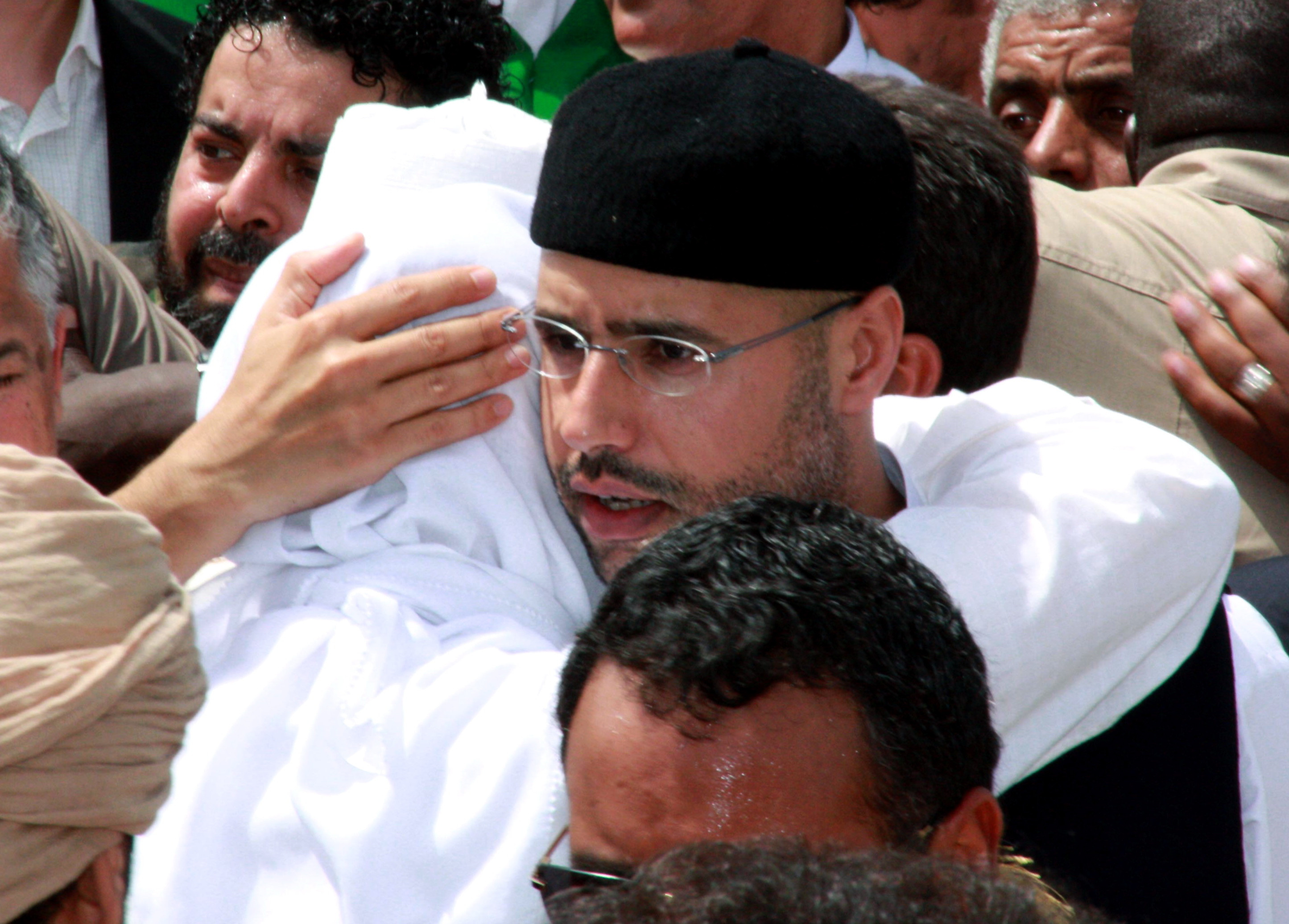 "Nu-mi parasesc locuinta". Interviul dat de unul din fiii lui Ghaddafi, intrerupt de focuri de arma