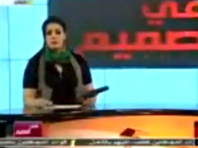 "Cu aceasta arma mor sau ucid azi". O prezentatoare TV din Libia agita un pistol, in direct. VIDEO