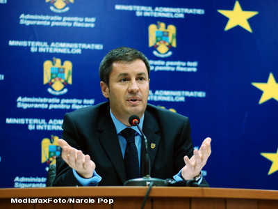 Ministrul de Interne isi banuieste subalternii ca fura combustibil:"Dam 2 mil euro lunar pe benzina"