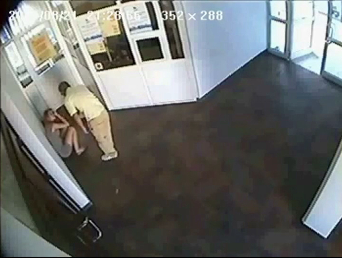 Imagini la care de-abia te poti uita. Tanara schingiuita de iubit in holul unui hotel din Pascani