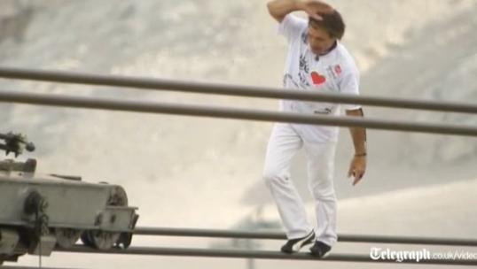 VIDEO. Te trec fiorii: a mers un kilometru pe cablul unei telecabine, fara sa fie asigurat