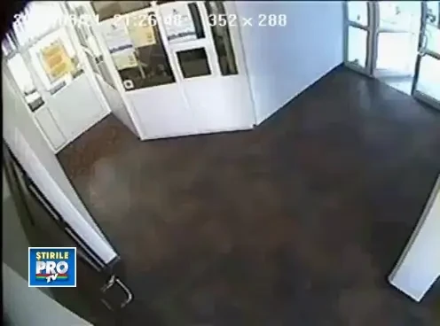 Imagini la care de-abia te poti uita. Tanara schiungita de iubit pentru ca e prea geloasa