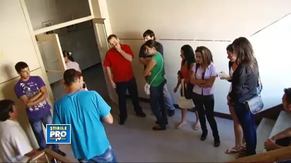 BAC 2011. In pantaloni scurti si maiou, la oral. Doua eleve s-au schimbat de haine in curtea scolii