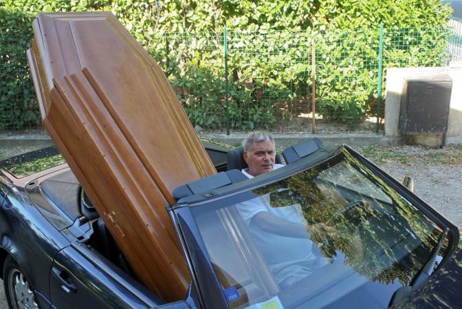 In ce lume traim. Plimba un cosciug intr-o decapotabila, pe autostrada. Vezi motivul uluitor VIDEO