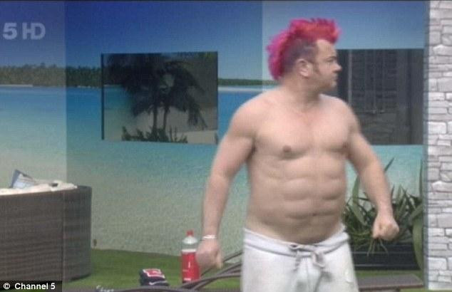 Acest abdomen este un fals grosolan. Si-a injectat silicon ca sa para ca are patratele. FOTO