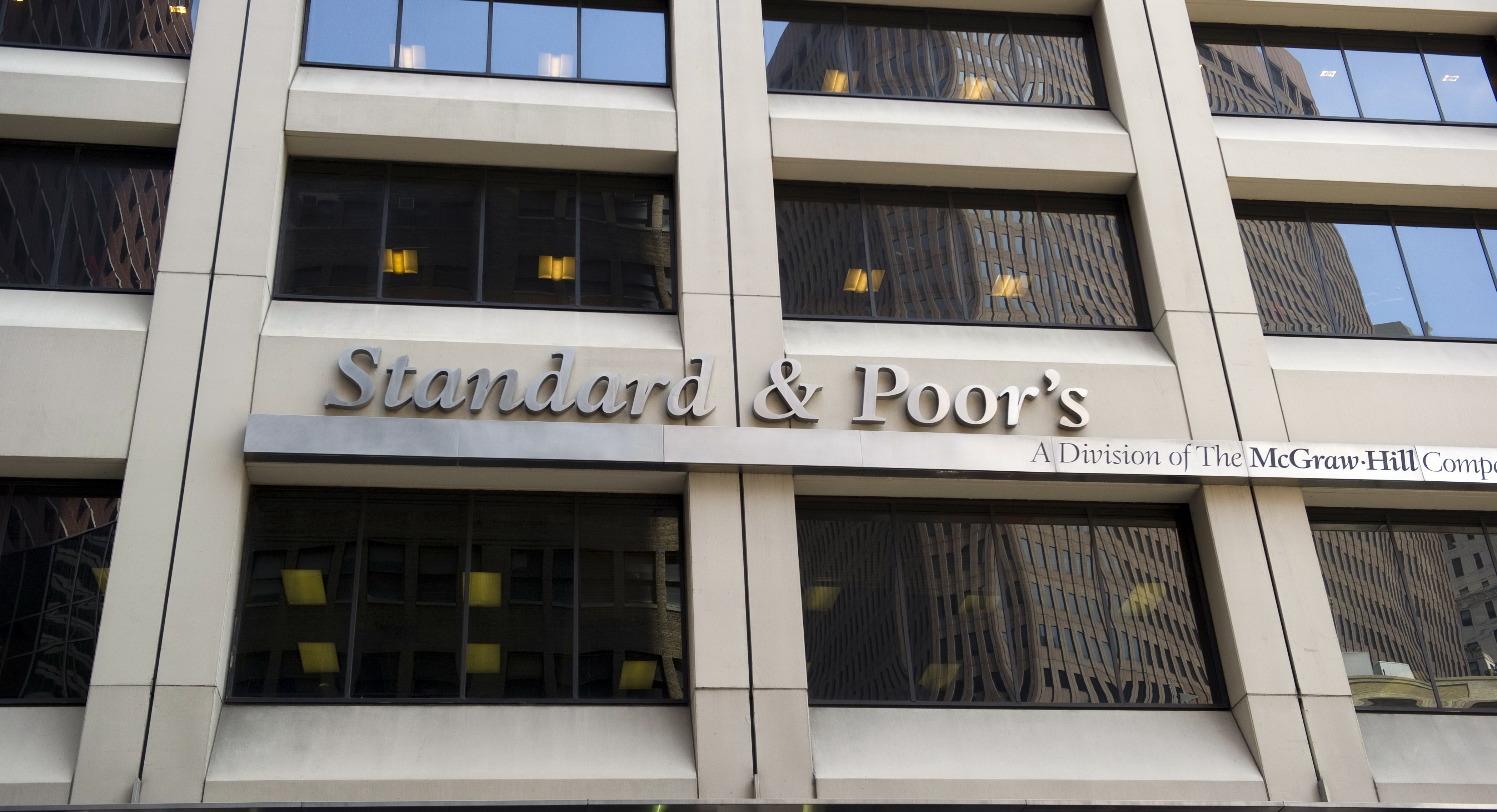 Dupa Ungaria, Standard & Poor's a coborat la "junk" si ratingul unei banci prezente si in Romania