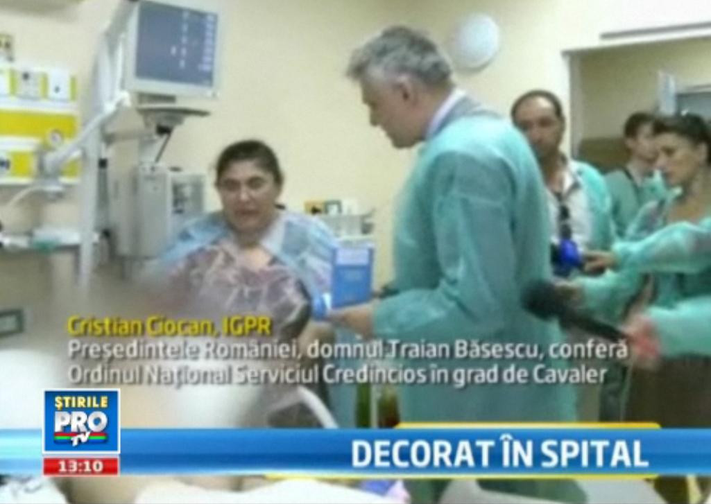 Lacrimile mamei pe medalia fiului. Politistul bagat in coma de Danezu, decorat pe patul de spital