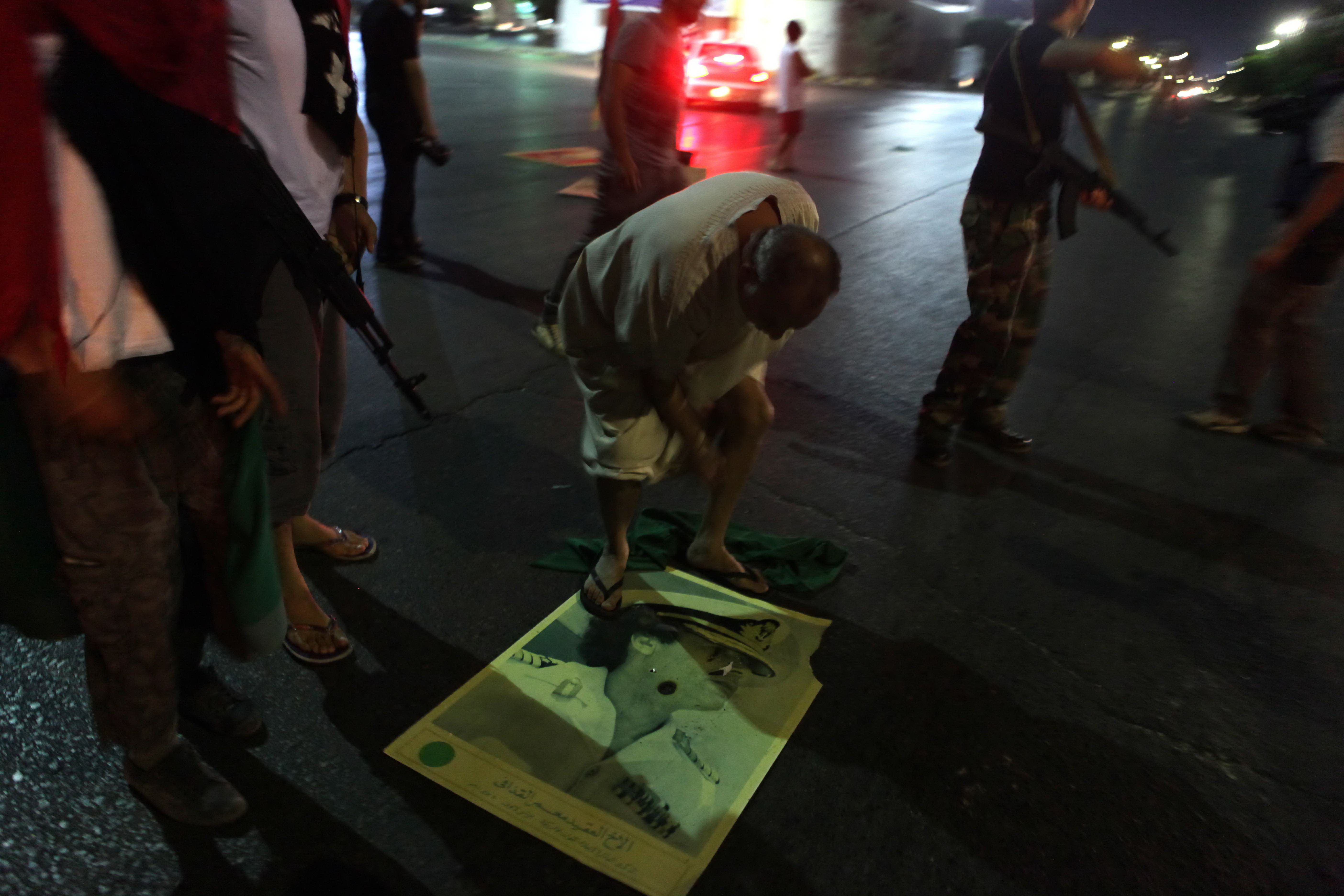 Ce-a mai ramas din Ghaddafi. Rebelii i-au furat si celebrele caschete. FOTO