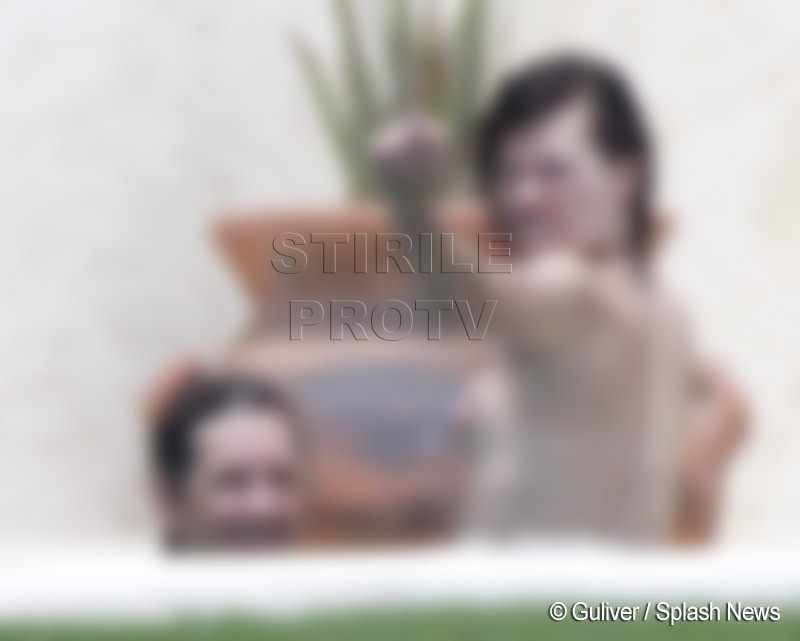 Pozeaza asta, paparazzo! Milla Jovovich este topless si furioasa. Cum s-a razbunat pe fotograf. FOTO