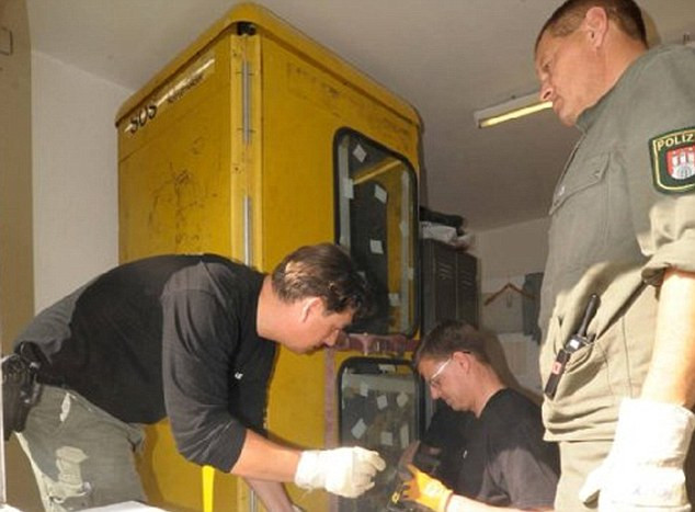 Sechestrata intr-o cabina telefonica, o femeie a reusit sa scape din ghiarele unui psihopat