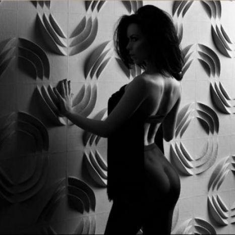 Ce obiect de vestimentatie a uitat Inna sa-si puna pe ea? Foto provocatoare, postate pe internet