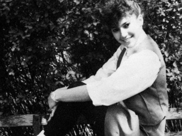 Ea a fost declarata cea mai frumoasa femeie din lume. Asa arata in liceu! Stii cine e?