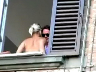 VIDEO. O romanca a scandalizat Italia, la o cursa de cai, dupa ce a aparut topless in public