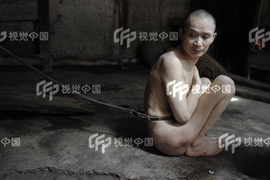 "Mama iti vrea binele". Povestea socanta a barbatului care sta de 23 de ani in lanturi. Galerie FOTO