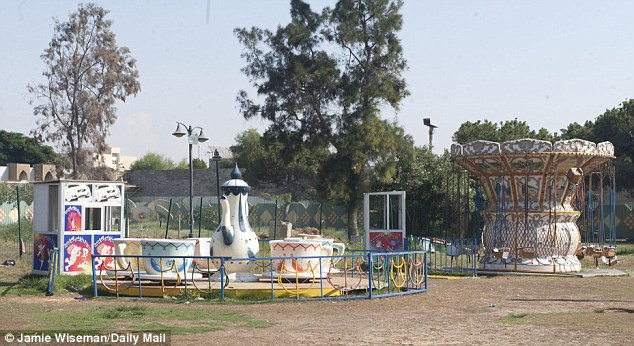 Neverland-ul lui Ghaddafi, sanctuar pentru fiica lui moarta. Lux si opulenta, transformate in ruine