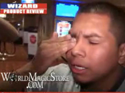 Numar de magie socant, dar cat se poate de real. Isi introduce o moneda in ochi. Vezi ce se intampla