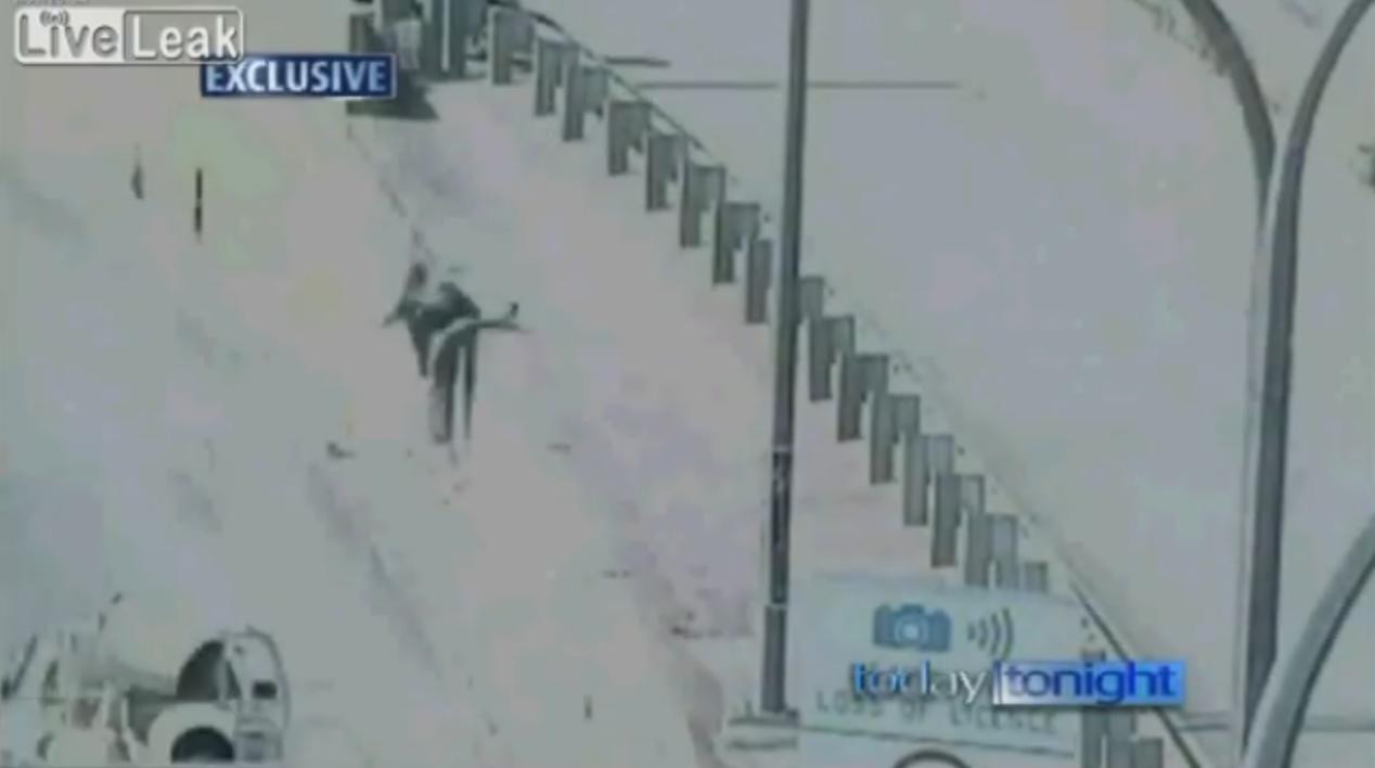 VIDEO.Cel mai prost turist pe care l-ai vazut vreodata. Iata-l cum incearca sa traverseze autostrada