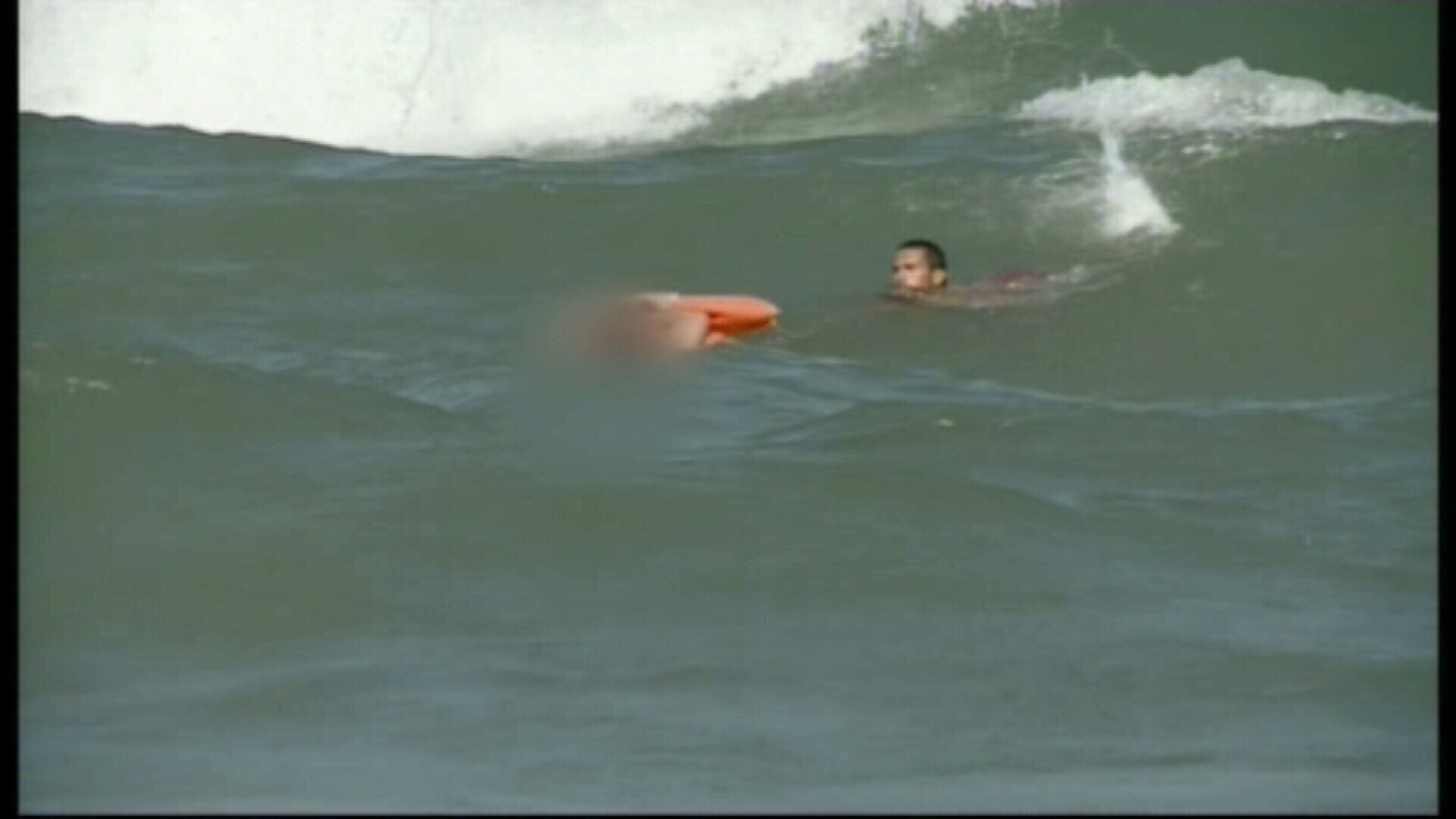 Turistul erou din Neptun. A riscat enorm, dar a salvat din valurile furioase 2 barbati. VIDEO