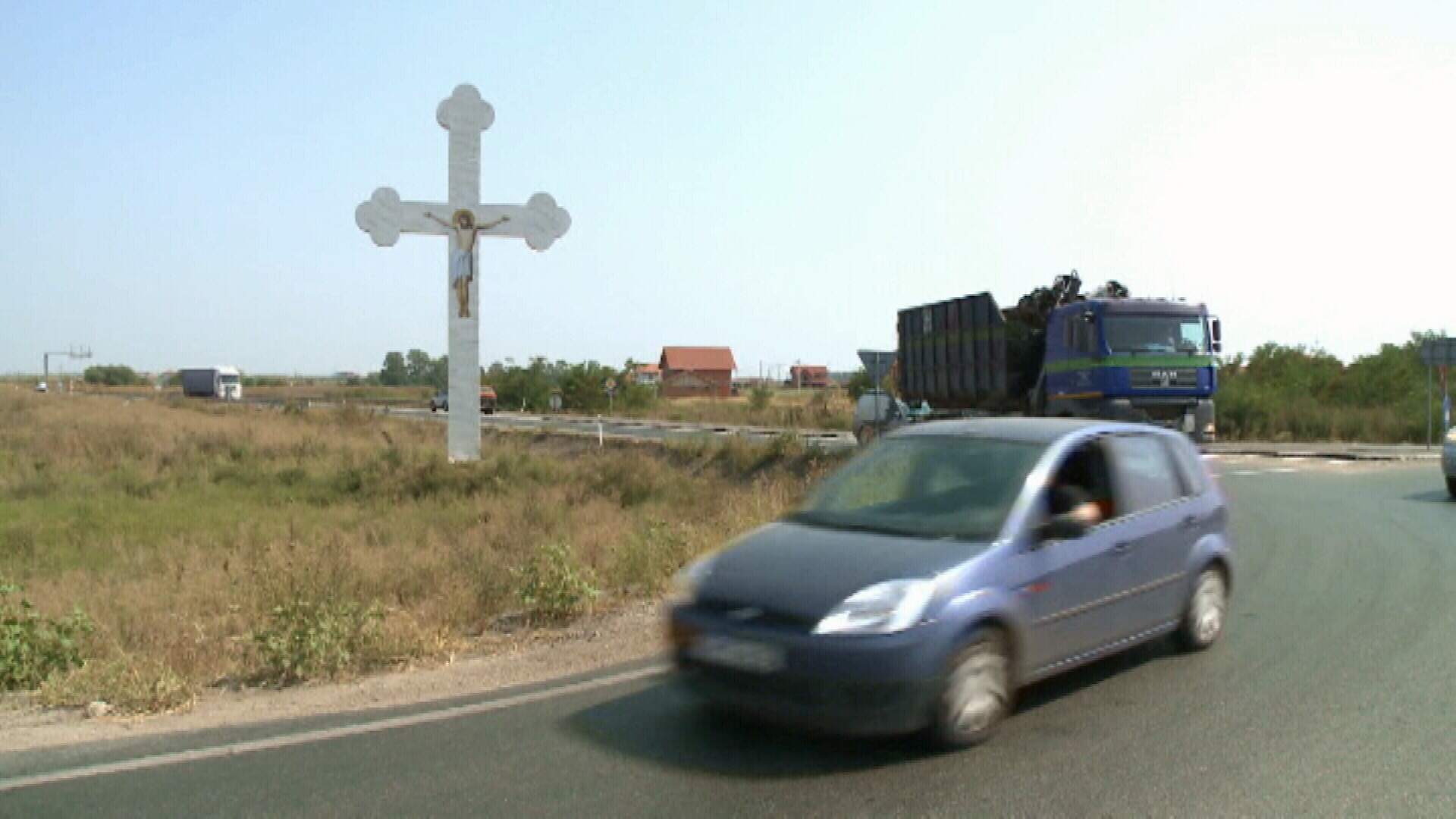 "Lucrare" dumnezeiasca in Romania. Zece cruci-gigant au aparut pe mai multe drumuri din Timis