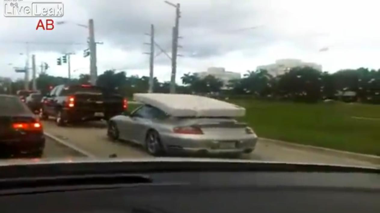 VIDEO. Ar trebui sa primeasca interzis la Porsche. Cel mai penibil bogatas al anului