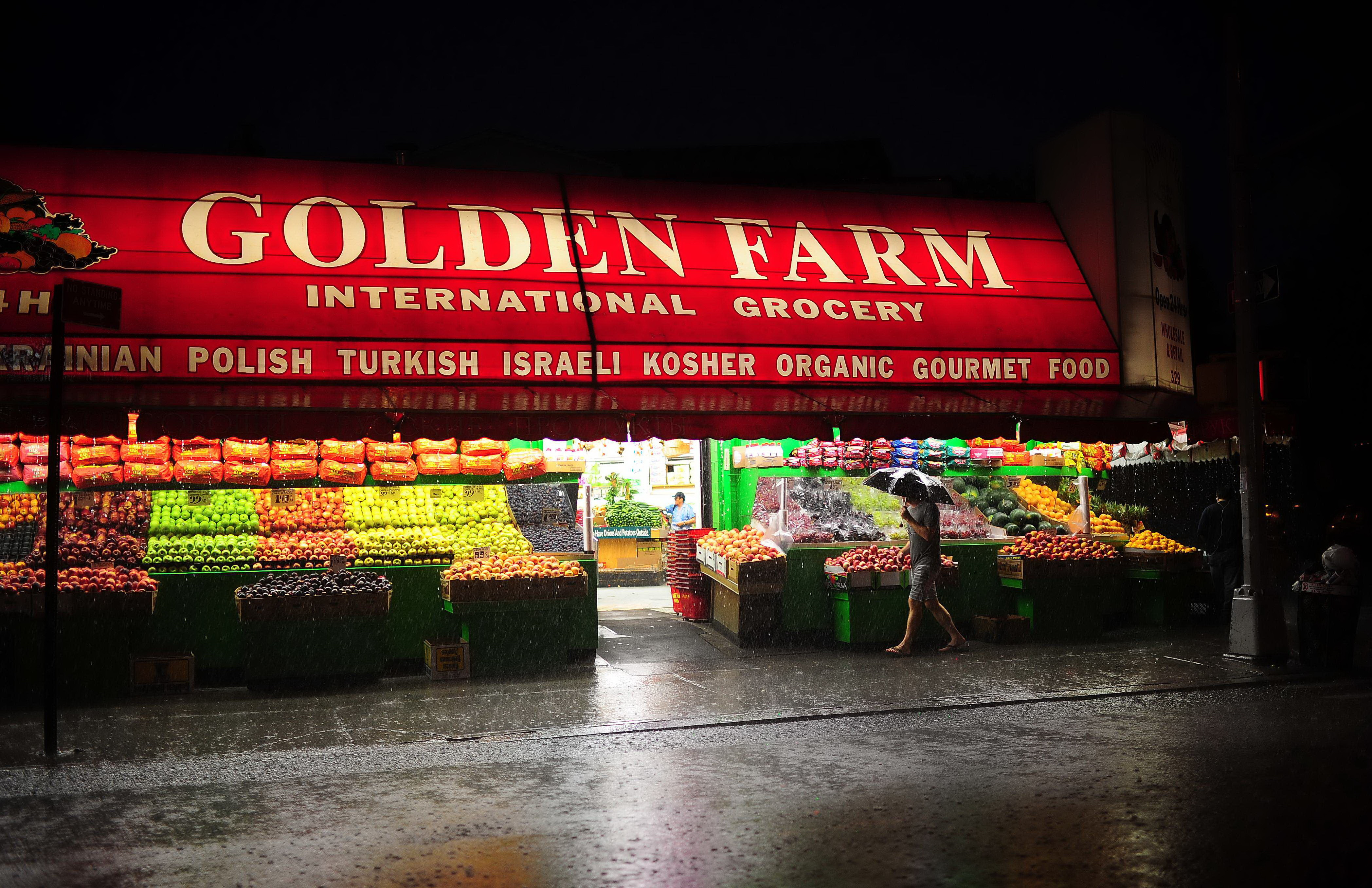 Au dat navala in magazine de parca n-ar mai exista ziua de maine. Pregatiri de uragan la New York