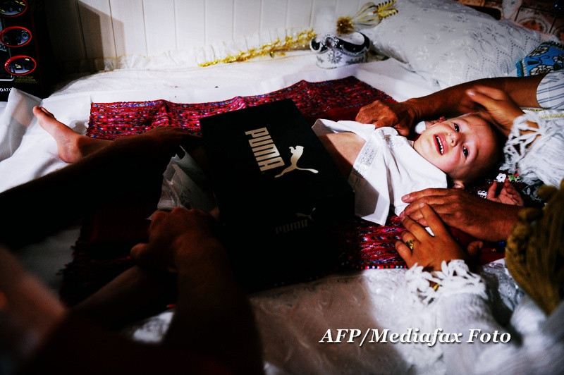 O traditie controversata. 90 de baieti au fost circumcisi la comun, pe viu, intr-un sat din Kosovo