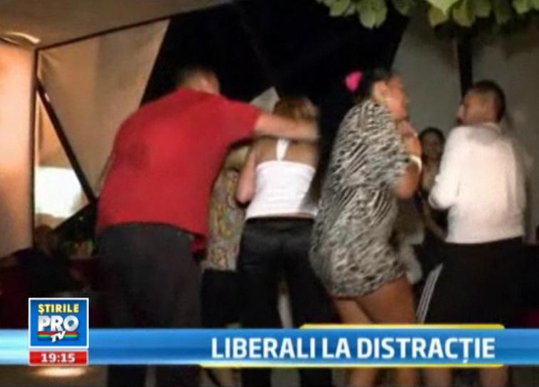 Dupa discutii politice, distractie in club. Cum au petrecut tinerii din PNL la Mamaia