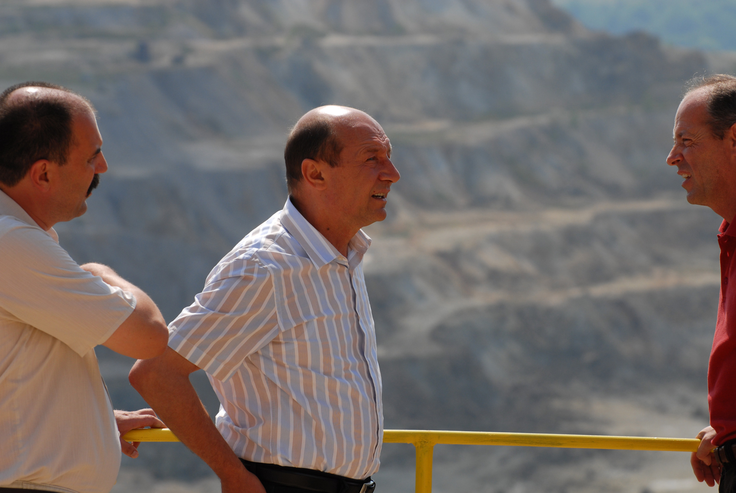 Basescu: Toti angajatii de la Rosia Montana vor fi romani, inclusiv directorul