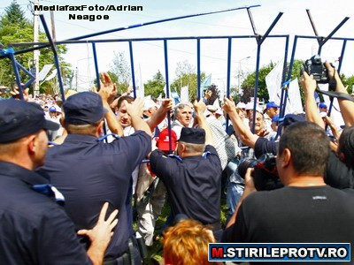 Scandal la Rosia Montana. Jandarmii au despartit grupurile pro si contra exploatarii aurului