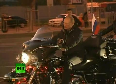 Putin pariaza pe femei la prezidentiale.Dupa poze la bustul gol, premierul-macho s-a urcat pe Harley