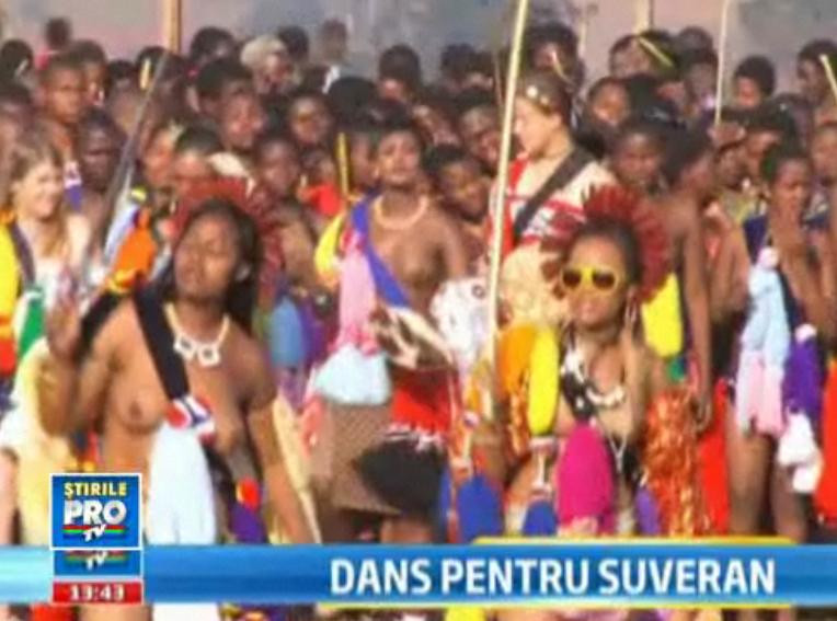 Dansul fecioarelor in sanii goi. Regele din Swaziland isi alege nevasta noua. Pana acum are 13.VIDEO