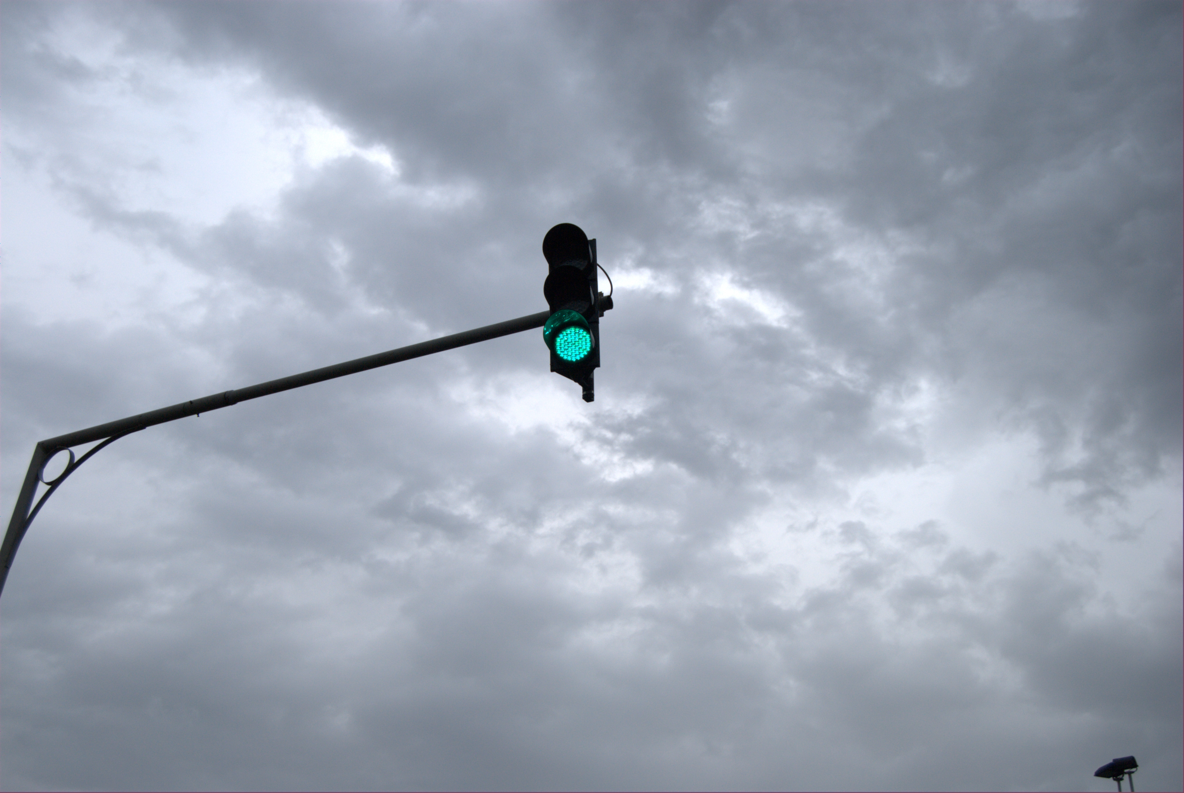 Un semafor care arata verde in loc de rosu a bagat o femeie in spital in Bucuresti