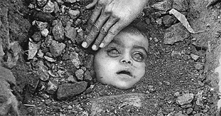 Copil ingropat de viu