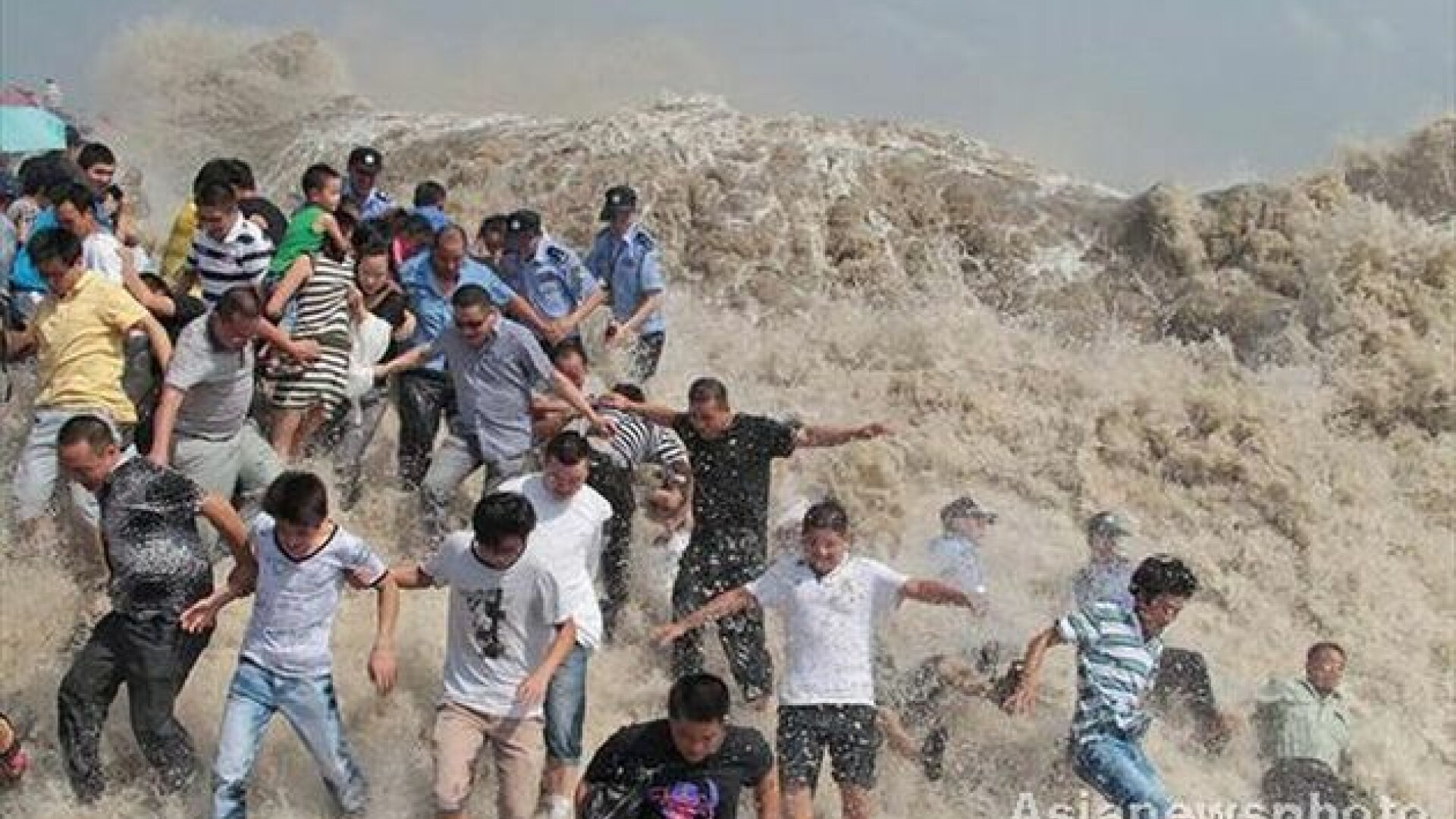 Imagini SENZATIONALE. Cum au ajuns acesti oameni sa fie inghititi de apa