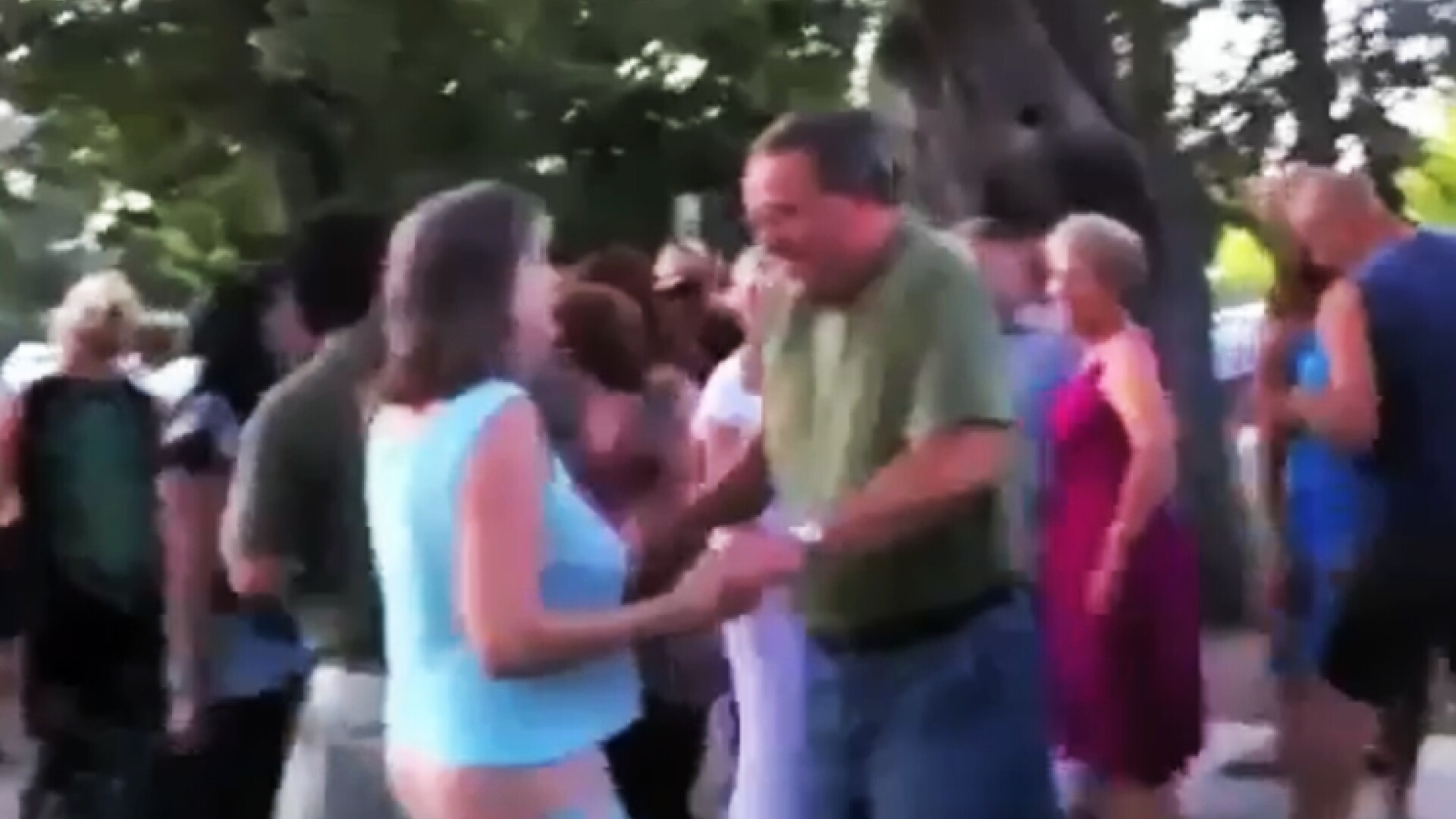 VIDEO. Cadeeee! Mai intai pantalonii, apoi posesoarea. Betia si varsta te cam fac de ras, pe net