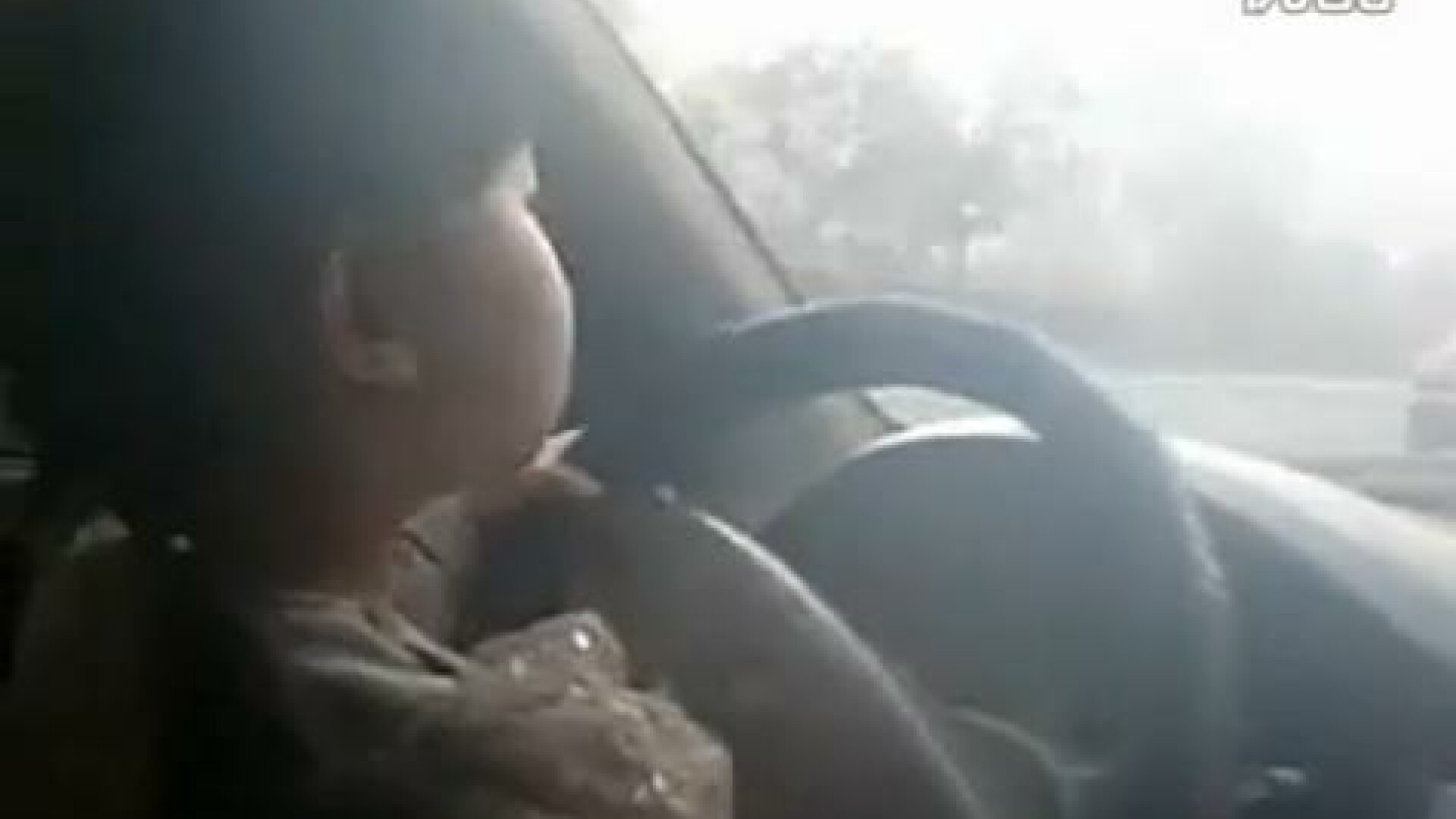 Tarzan la volan e mic copil. Vezi ce face o fetita de 4 ani pe un drum aglomerat din China. VIDEO