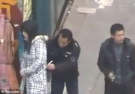 Cum folosesc hotii din China celebrele "betisoare". VIDEO