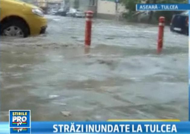 Tulcea, o mica delta. O ploaie torentiala a facut prapad in oras. Apa a depasit o jumatate de metru