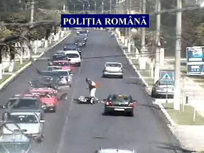 Romania, drumuri de cosmar. Ce pateste un motociclist care nu mai are chef sa stea in coloana. VIDEO