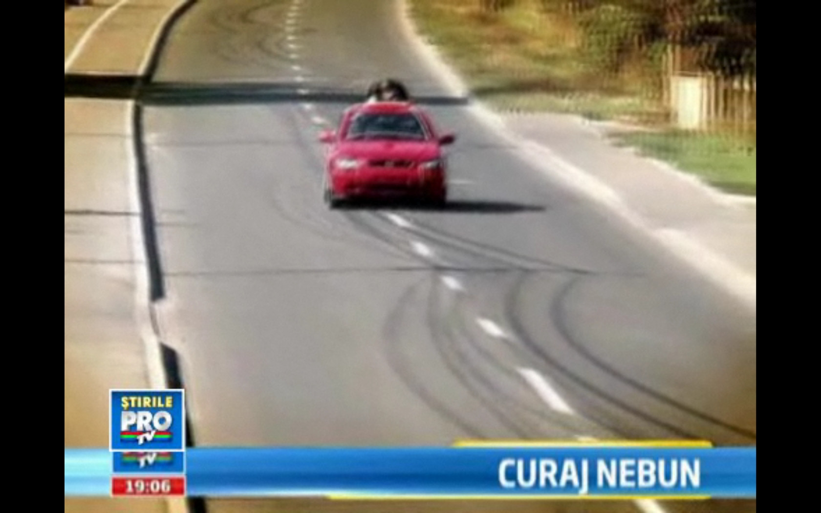 Omul-ventuza. VIDEO. Un roman a doborat recordul pe capota unei masini, la 200 km/h
