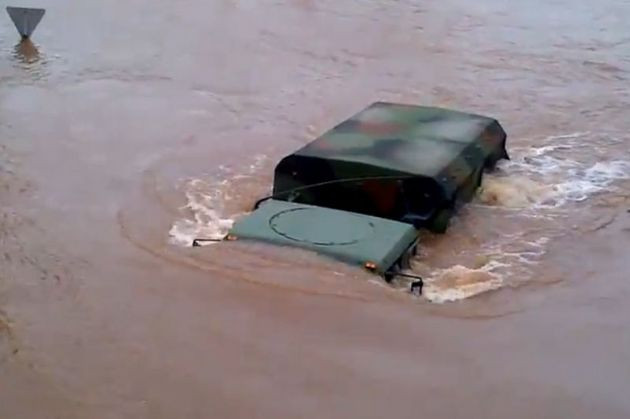 Uraganul Irene a developat aceste imagini uluitoare. Ce fel de autovehicule detine armata americana?